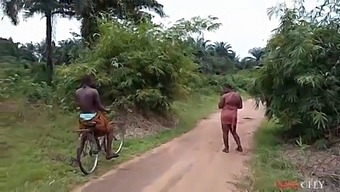 Okonkwo Gave The Village Slay Queen A Lift With His Bicycle, Fucked Her Outdoor