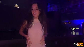 Amateurmeisje Krijgt Een Grote Lul In Het Toilet Van De Nachtclub