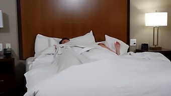 زوجة أب وابنها الشقراوات يمارسان الجنس الحميم في غرفة الفندق