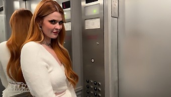 赤毛の美女ジャク・ナイフがエレベーターで遭遇し、ホットなホテルの部屋セッションにつながる