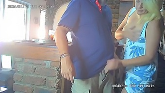 Bir Garson, Müdürü Tarafından Bir Barda Kendini Tatmin Ederken Yakalanır