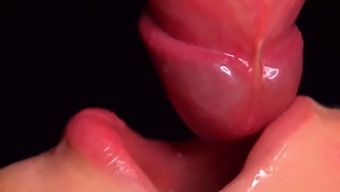 Intenso Placer Oral: Vista De Cerca Del Juego Oral Habilidoso
