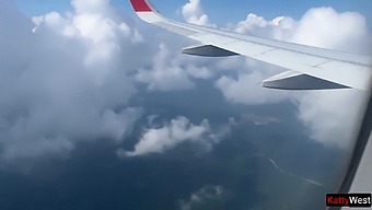 Oralny Seks W Kabinie Samolotu Prowadzi Do Nieoczekiwanego Spotkania Z Stewardesą.