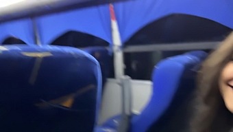 Amatorska Laska Robi Loda Nieznanemu Pasażerowi W Publicznym Autobusie I Dostaje Wytrysk